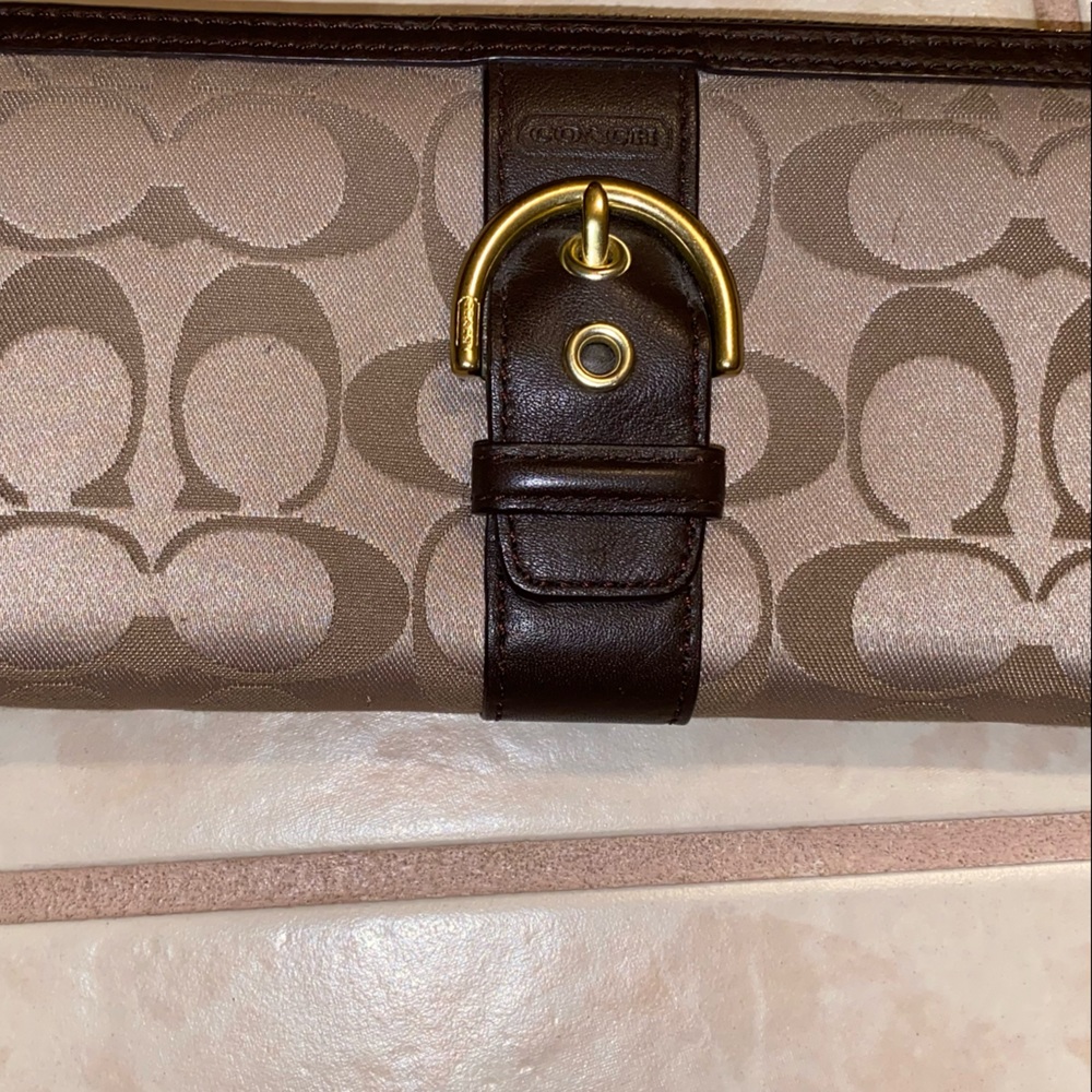 Beautiful preloved Coach wallet
